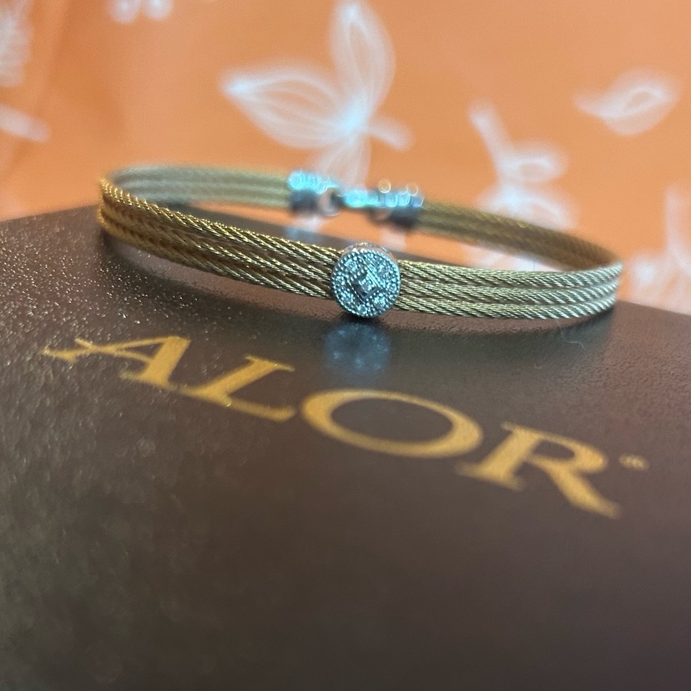 Diamond and rose cable bangle